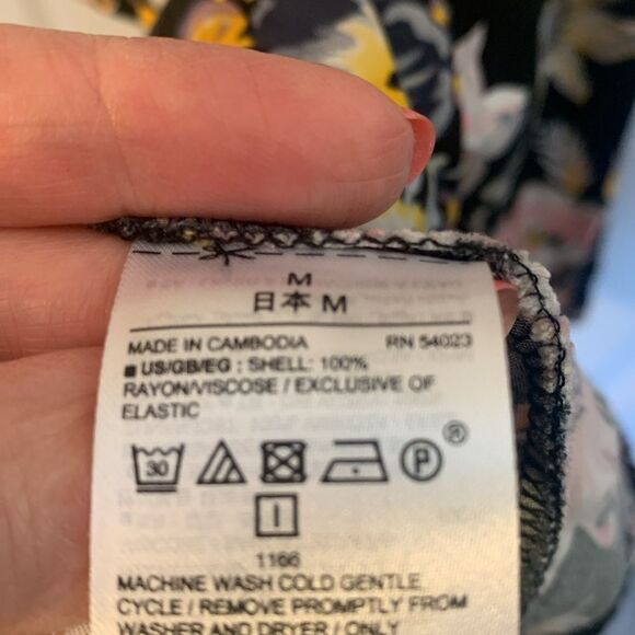 GAP SUN DRESS SPAGHETTI STRAPS AND ELASTIC AT BACK SWING SKIRT PRINT SZ MED - Picture 7 of 10